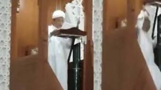 بالفيديو: سقوط خطيب الجمعه ميتا بمسجد بماليزيا