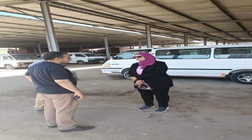 بالصور:رئيس مركز ومدينة السنطه الاستاذه منى صالح تتفقد موقف السيارات وتستمع للمواطنين والسائقين