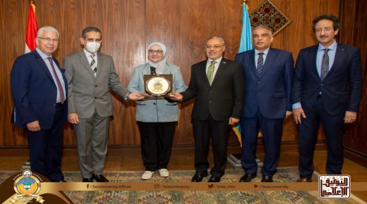تقديراً لجهودها: رئيس جامعة طنطا يكرم الدكتورة نهلة العشماوي عميد كلية الصيدلة لبلوغها السن القانونية 